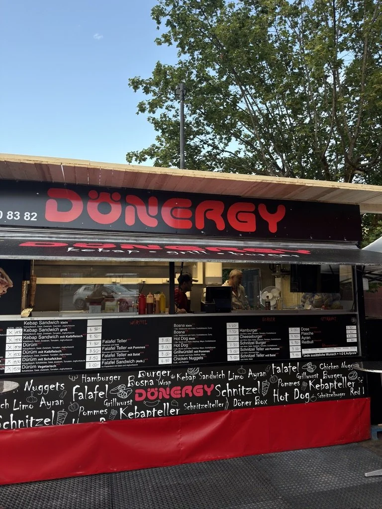 Dönergy Imbisswagen in Schwaz — Außenansicht mit Theke und Speisekarte